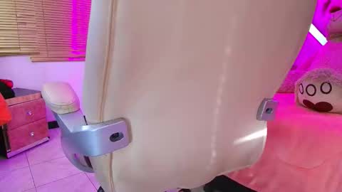 Daliia    online show from December 2025 12:54:01 PM