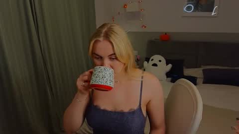 Snapshot of dana_love0 chatting on November 2025 06:20:02 PM Dana online show from November 2025 06:20:02 PM