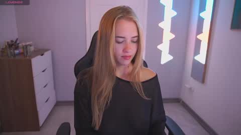 Hi my name is Anna. Please say hello I like to chat with you. If u have request use Tip option .Thank you online show from November 2025 12:31:02 AM