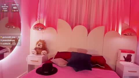 Snapshot of daphne_courtis chatting on February 2025 02:44:02 PM Daphne online show from February 2025 02:44:02 PM