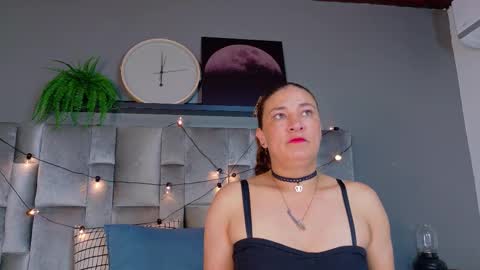 D A P H N E  online show from March 2026 05:04:02 AM