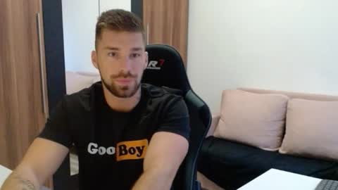 darius_94 online show from November 2025 06:18:02 AM