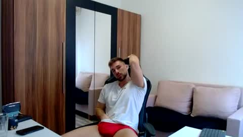 darius_94 online show from June 2026 12:33:01 PM