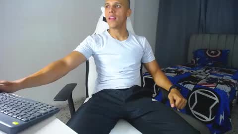 Snapshot of davisito7 chatting on February 2025 04:07:01 AM David Angel online show from February 2025 04:07:01 AM