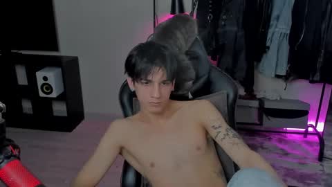 Snapshot of davisross chatting on February 2025 06:04:02 PM davis online show from February 2025 06:04:02 PM