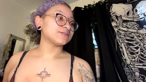 Snapshot of deluxxxeblu chatting on January 2025 03:04:02 PM TankinBody online show from January 2025 03:04:02 PM