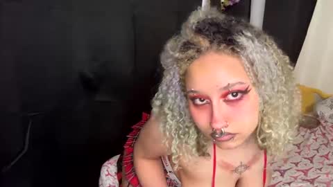 Snapshot of deluxxxeblu chatting on February 2025 02:06:01 AM TankinBody online show from February 2025 02:06:01 AM