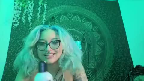 Snapshot of deluxxxeblu chatting on September 2025 05:20:01 AM TankinBody online show from September 2025 05:20:01 AM