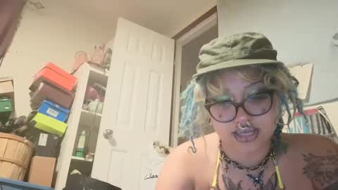 Snapshot of deluxxxeblu chatting on October 2025 03:40:01 AM TankinBody online show from October 2025 03:40:01 AM