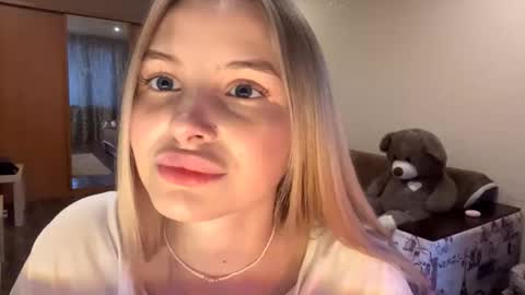 Snapshot of deonnagarn chatting on October 2025 01:17:01 PM Vi Victoria online show from October 2025 01:17:01 PM