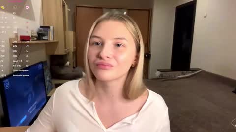 Snapshot of deonnagarn chatting on November 2025 04:52:02 PM Vi Victoria online show from November 2025 04:52:02 PM