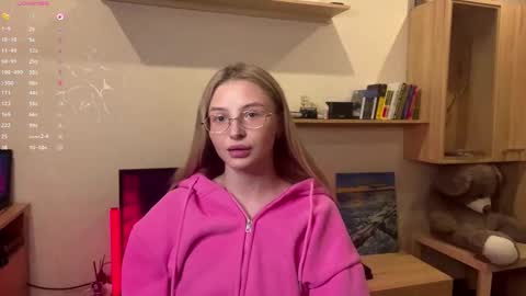 Snapshot of deonnagarn chatting on November 2025 03:22:02 PM Vi Victoria online show from November 2025 03:22:02 PM