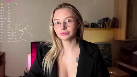 Snapshot of deonnagarn chatting on November 2025 01:32:02 PM Vi Victoria online show from November 2025 01:32:02 PM