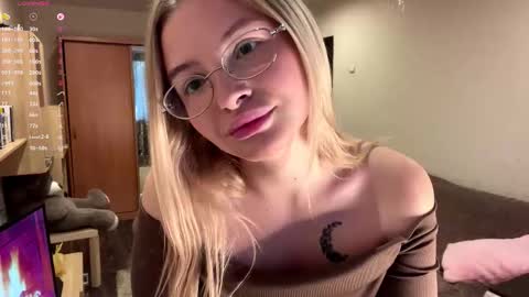 Snapshot of deonnagarn chatting on November 2025 01:07:02 PM Vi Victoria online show from November 2025 01:07:02 PM