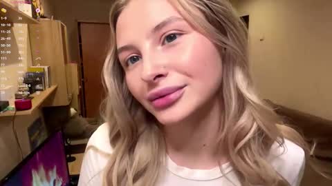 Snapshot of deonnagarn chatting on November 2025 03:12:02 PM Vi Victoria online show from November 2025 03:12:02 PM