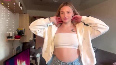 Snapshot of deonnagarn chatting on November 2025 12:16:02 PM Vi Victoria online show from November 2025 12:16:02 PM