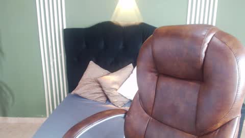 Snapshot of desiring__angel chatting on December 2024 10:05:02 AM Desiring Angel online show from December 2024 10:05:02 AM