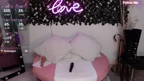 Snapshot of destinyhills_ chatting on February 2025 03:21:01 PM Destiny online show from February 2025 03:21:01 PM