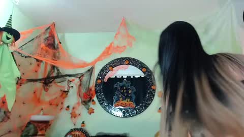 Snapshot of destinyhills_ chatting on October 2025 12:01:02 PM Destiny online show from October 2025 12:01:02 PM