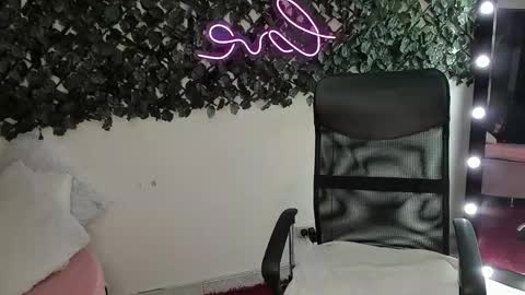 Snapshot of destinyhills_ chatting on November 2025 12:06:01 PM Destiny online show from November 2025 12:06:01 PM