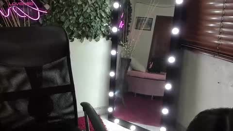 Snapshot of destinyhills_ chatting on November 2025 12:05:02 PM Destiny online show from November 2025 12:05:02 PM