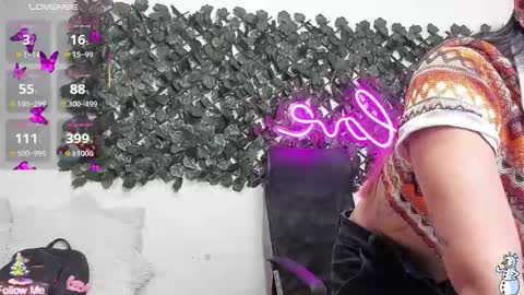 Snapshot of destinyhills_ chatting on December 2025 11:59:01 AM Destiny online show from December 2025 11:59:01 AM