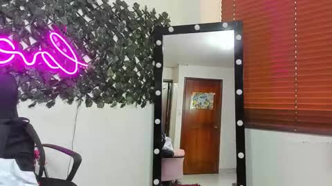 Snapshot of destinyhills_ chatting on December 2025 12:10:01 PM Destiny online show from December 2025 12:10:01 PM