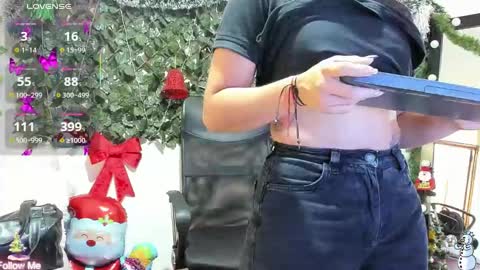 Snapshot of destinyhills_ chatting on December 2025 12:03:02 PM Destiny online show from December 2025 12:03:02 PM