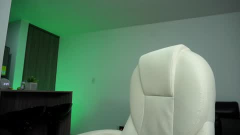 Snapshot of devin_hunter chatting on December 2024 07:28:02 PM Devin Hunter online show from December 2024 07:28:02 PM