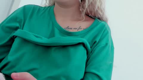 Snapshot of diamond_ava_ chatting on January 2025 07:45:01 AM Thea online show from January 2025 07:45:01 AM