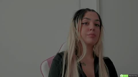 Snapshot of diamond_ava_ chatting on February 2025 07:33:02 AM Thea online show from February 2025 07:33:02 AM