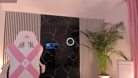 Snapshot of diamond_ava_ chatting on October 2025 04:07:02 PM Thea online show from October 2025 04:07:02 PM