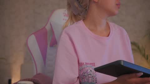Snapshot of diamond_ava_ chatting on May 2026 10:00:02 AM Thea online show from May 2026 10:00:02 AM