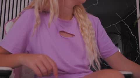 Snapshot of diamond_ava_ chatting on June 2026 09:07:02 AM Thea online show from June 2026 09:07:02 AM