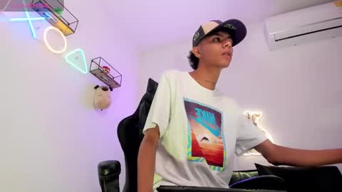 dikey_18 online show from December 2024 09:02:01 PM