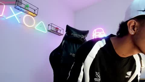 dikey_18 online show from January 2025 09:14:02 PM