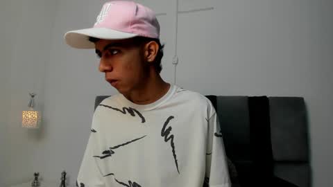 dikey_18 online show from February 2025 08:38:02 PM