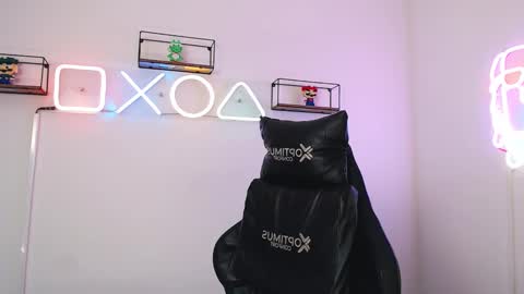 dikey_18 online show from February 2025 11:30:01 PM