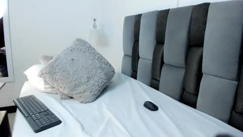 dikey_18 online show from February 2025 11:48:01 PM