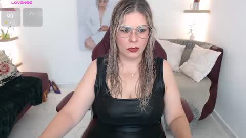 Snapshot of diva_milf chatting on June 2026 08:19:01 PM Diva online show from June 2026 08:19:01 PM
