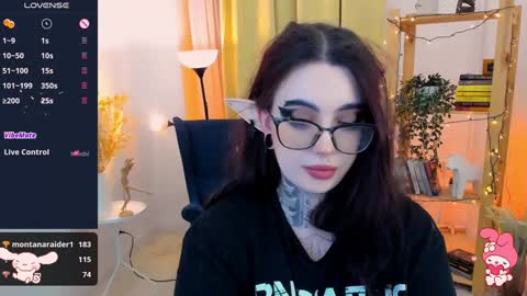 dixipixi_ online show from February 2025 10:18:02 AM