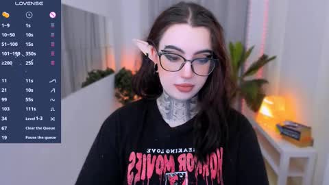 dixipixi_ online show from February 2025 05:45:01 AM