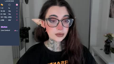 dixipixi_ online show from October 2025 06:26:02 AM