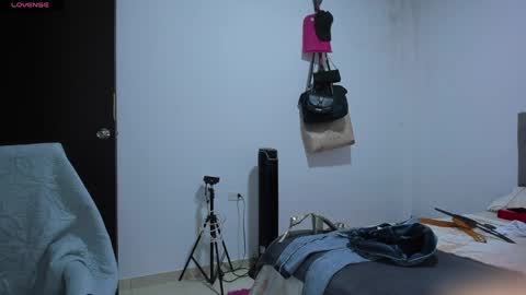 Snapshot of doll_andrea_ chatting on May 2026 01:02:04 AM ANDREA online show from May 2026 01:02:04 AM