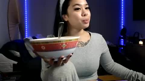 Snapshot of dolllface chatting on December 2024 01:43:01 AM DOLLLFACE online show from December 2024 01:43:01 AM