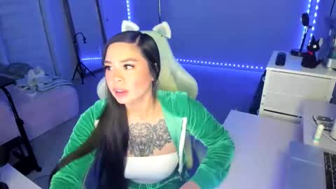 Snapshot of dolllface chatting on November 2025 03:50:01 AM DOLLLFACE online show from November 2025 03:50:01 AM