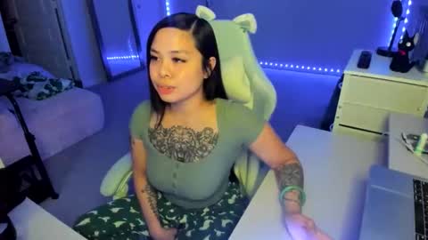 Snapshot of dolllface chatting on November 2025 06:12:01 AM DOLLLFACE online show from November 2025 06:12:01 AM