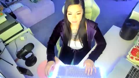 Snapshot of dolllface chatting on December 2025 06:06:01 AM DOLLLFACE online show from December 2025 06:06:01 AM