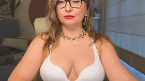 Snapshot of dom_mummy chatting on July 2026 05:44:01 AM DOM MUMMY online show from July 2026 05:44:01 AM