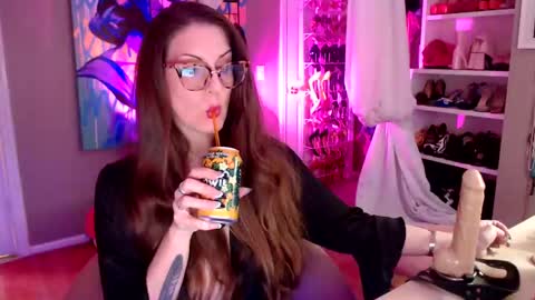 Snapshot of dommetomorrow chatting on January 2025 06:05:01 AM DommeTomorrow online show from January 2025 06:05:01 AM